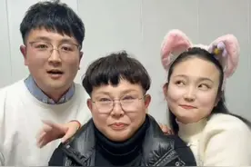 小伙第一次到河南女友家过年 竟意外“撞脸”丈母娘 女友:“比我亲弟弟还像我妈的儿子”#未来丈母娘 #准丈母娘 #亲情爱情友情都需要用心对待视频封面