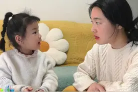 妈妈问闺女考了多少分，闺女的回答太霸气，妈妈听后很是尴尬视频封面