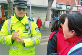 直击！雨污分流改造开工，交通井然，交警成马路“定心石”(制作:王文俊)#雨污分流 #交警 #交通出行视频封面