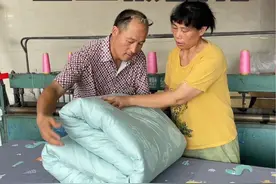 今天湖北荆州的以为姐姐拿过来一床蚕丝被想翻新一下，说盖得时候感觉漏风，看看到底是什么原因，翻新后的效果又怎么样#蚕丝被翻新 #蚕茧状态如何做成蚕丝被 #蚕丝被 #蚕丝被手艺人视频封面