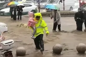 大雨袭城！承德市区道路成河，水深处没过汽车半个轮胎，民警蹚水抱娃过马路很暖心！视频封面