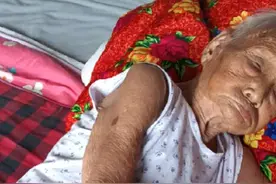 重复一句话数遍成为一种习惯，老娘乞求与人聊天的表情让人心生怜悯，不是儿女不孝，是岁月关闭了老娘的耳麦，并乱了程序。老娘除了糊涂身体状况很好。只是不分昼夜的说话，说一些虚无缥缈的话，并虚构出故事情节，说话有声有色，有两人对话的声音。让人哭笑不得，有时侯一口气说上几个小时，而不分昼夜，也常让在场的人头慢慢的变大，这种说是那种哄不好，打不断的说。现在我们能做的只有陪伴和照顾饮食起居。老娘曾是我们的超人，如今需要儿女来为她撑起一把伞。