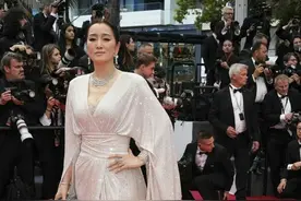 巩皇第20次现身戛纳红毯，身披特别定制气场超强 #巩俐 #巩皇 #戛纳电影节红毯视频封面