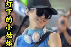 四川美女大街上蹦迪！暴露年龄的歌曲《路灯下的小姑娘》，前奏才是经典，梦回80年代，乡村音乐厅，街边迪斯科@🐱萌小猫🎤¹⁰²⁴ #路灯下的小姑娘 #迪斯科 #disco #8090经典怀旧 #户外唱歌视频封面