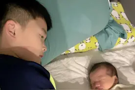为了迎接新成员回家，仪式感拉满，身边的和远方的亲人都送来满满的祝福，添丁进口的喜悦比过年还要强烈，尤其是大宝，居然觉得一个弟弟嫌少。 #小玉一家人  #迎接新生儿 #大宝和小宝 #报喜了❤️报喜了❤️我家刚刚出生的小宝宝 #婆媳相处视频封面