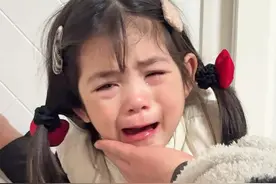 爸爸生病女儿独自抹眼泪～爸爸的心都要暖化了吧 #骗你生女儿 #粑粑的小棉袄 #萌娃日常视频封面