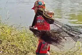 小男孩的撒网技术比大人还好，让人刮目相看#户外 #捕鱼#撒网#小孩哥#抓鱼