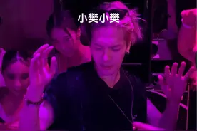 是喝多了吗 忘记还有跟王嘉尔一起蹦迪的视频了 好喜欢他在国外这种自由的状态 工作人员一开始说不能拍照 他抢过话筒说随便拍照录像   #神级现场 #afterparty #王嘉尔 #王嘉尔afterparty #王嘉尔蹦迪视频封面
