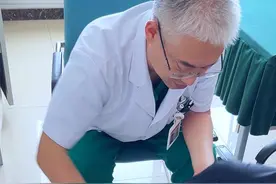 #偏瘫 #脑出血患者的康复之路 43岁河南偏瘫患者，因洗澡时不小心滑倒摔到后脑勺，导致脑出血留下偏瘫后遗症，视频是她手术前情况记录。#健侧颈七神经移位术 #快点好起来 #脑出血后遗症