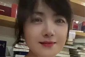 小扇摇摇；国粹听听，舒适惬意#京剧《空城计》节选：我本是卧龙岗散淡的人#于魁智老师的原声#经典好听，百听不厌，琴师也是一级棒#弘扬国粹，谁能拒绝京剧的魅力#💕视频封面