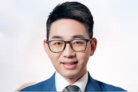 挖呀挖黄老师开豪车 是动了谁的蛋糕？是生活自由？还是网红炫富？#挖呀挖黄老师 #挖呀挖黄老师疑开豪车引热议视频封面