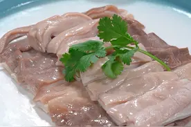 这是我在广东非常喜欢吃的一道粤菜，沙姜白灼猪肚，搭配着沙姜酱料，鲜香脆爽好吃～