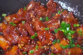 炖排骨是有诀窍的，学会这个做法，排骨鲜嫩多汁，不腥也不柴，真的太香太好吃了#美食教程 #红烧排骨