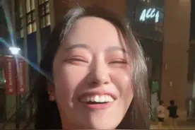 痞幼今年这是流年不利吗？这么多瓜？#武汉话脱口秀 #痞幼吃瓜吃到自己头上 #幽默段子 #招牌笑容