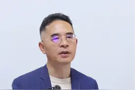 夏天气温高，放在车内被暴晒的瓶装水还能喝吗？真相来了……#科普 #喝水 #养生视频封面