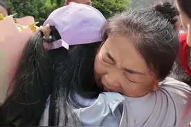 跨越1400公里的寻亲 泪目！6岁女孩民福寺火车站被拐，凭模糊记忆寻亲47年，在志愿者和各界群众的帮助以及自己的不懈努力下，最终找到自己的家人！再聚时，父亲已经离世十余年，母亲为了寻找她已失踪近三十年，只余弟妹二人…#重庆江津#宝贝回家#认亲现场#失散多年#天下无拐