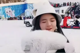 南方小土豆抱紧白狐激动大喊“我读书养你”，主人“快还给我，太吓人了”，场面太可爱哈哈哈#雪场显眼包都来了 #南方小土豆勇闯冰雪大世界 #哈尔滨白狐都出来营业了视频封面