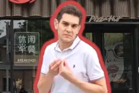 当意大利人在中国看到必胜客🇮🇹🍕 100％意大利人的反应视频封面