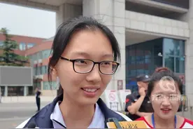 2025高考第一场考试结束，第一个走出考场的女生自信从容超淡定！“我要回家吃饭啦”#高考加油视频封面