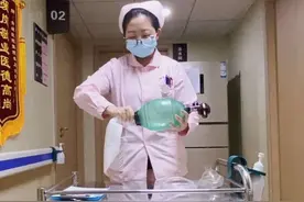 简易呼吸气囊检测操作方法 简易呼吸气囊分为四个部分：球体，储氧袋，面罩，吸氧管。球体有六个阀门，呼气阀，鸭嘴阀，压力安全阀，进气阀，储气阀，储氧安全阀。 （一分付出、一分收获，我的护士绝对优秀👍👍👍希望这个视频对大家有帮助）#护士懂护士 #护士小姐姐 #护士日常 #简易呼吸气囊的检测与使用 #护士操作视频封面