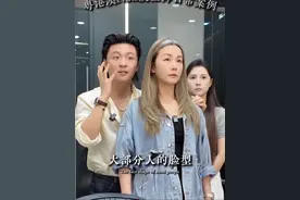 “跨越万里的期待”！49岁新西兰粉丝为等我，带来2年未剪的白发难题，我用未公布的6D光影染技术破解——先修出30秒速成的修颜胎毛刘海，11刀剪出羽毛层次瞬间修饰脸型，高颅顶剪裁让头顶“拔高3cm”，最后光影染发一盖白发，吹干瞬间从49岁逆龄到20岁既视感！这趟跨越半球来得太值——30～80岁女性一定要信：年龄从不是美的枷锁，一把剪刀+新科技，就能让每个十年都活成颜值巅峰！快收藏、分享给你的发型师和好姐妹们！#根据脸型设计发型#气质发型#明星发型#6D光影染#剪出烫发效果