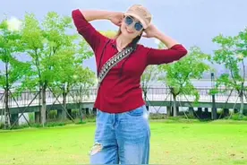 春季出游，遇到好看的风景拍照少不了，分享几个简单易学的站姿拍照姿势，一个人也可以轻松拍出美照 #拍照姿势 #简单易学 #女生出门游玩拍照姿势盘点