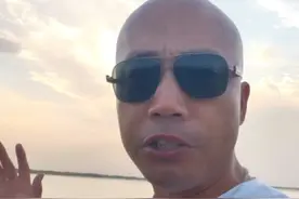 南疆沙漠发洪水了！ 南疆沙漠发洪水了！中国第一大沙漠塔克拉玛干沙漠居然今年发洪水了！塔里木河水位超出警戒线，部分地区已经淹没了，这是什么预示呢？如果水位每年都上涨，沙漠也能变绿洲了，水流量继续上涨，是不是就能到罗布泊钓鱼了！#记录真实生活 #新疆 #沙漠 #洪水 #越野疆湖视频封面