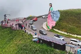 那拉提的养蜂女，在云雾缭绕中诉说着感人至深的凄美故事。#音乐 #治愈 #那拉提的养蜂女 #旅行大玩家 #总要去一趟新疆吧视频封面