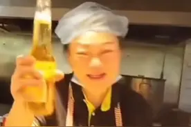 大学生毕业离校前，带着鲜花和啤酒和食堂阿姨告别 #温暖瞬间 #毕业 #大学视频封面