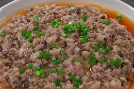 梅干菜蒸肉饼我们全家三都爱吃，下次你就试试我这个做法，简单又美味～