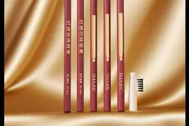 我第一次用它就被惊艳到了。它的笔芯是那种恰到好处的软硬度，顺滑好上色，轻轻几笔，眉毛就变得根根分明。我本身是个化妆小白，之前用别的眉笔总是画得歪歪扭扭，但用这支眉笔，很轻松就能勾勒出自然流畅的眉形，完全不会结块，上手毫无压力#眉笔推荐 #眉笔防水防汗不脱妆 #美妆好物种草 #自用好物推荐 #亲测分享