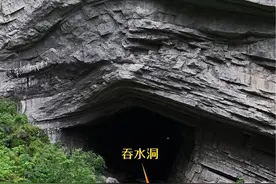 广西大山一口吞水溶洞，进水量非常大，但没人知道这些水流去了哪里！#山洞到底藏着什么 #自然奇观视频封面