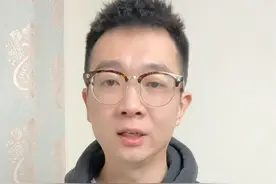 男子飞机上拉逃生舱门，还好被空姐一把按住！#飞机逃生门 #航空安全视频封面