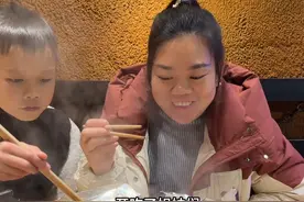 好久没吃到纸包烤鱼，今晚来吃一下，都说孕期忌口忌口，姐妹们你们忌得了吗🥹……#用抖音记录我的真实生活 #记录真实生活 #我们一家的平淡生活 #记录生活视频封面