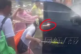近日，云南泼水节，一辆理想汽车被众人泼水引发关注，车辆被人群围住，一女子呼喊“理想打开车门”，车门随后开启，群众纷纷朝车内喷水。目前，车门开启原因存疑，理想方面已回应正在跟进调查。视频封面