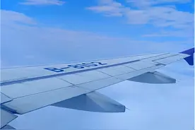 在飞机上拍的云海，蓝天白云，晴空万里，飞机在洁白的云朵上穿行，仙境般的感觉，好美呀！#飞机#云层上的风景#飞行视角#飞机上的美景视频封面