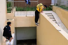 外卖小哥的高光时刻！#跑酷 #外卖员的神操作 #极限运动视频封面