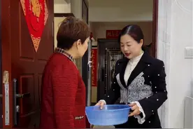 邻居来借一壶水，为什么妈妈不肯帮这个忙呢？#情感#万万没想到视频封面