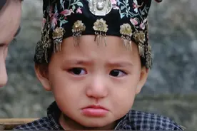 小时候特别喜欢玩过家家，用树枝当筷，青草为菜，黄土为饭。玩完后还能吃妈妈做的野葱腊肉，凑成山里的一碗幸福，成为童年最温暖的回忆。#农村生活 #还原苗族生活本色 #童年回忆 #办家家酒 #来一口乡间春分的味道视频封面