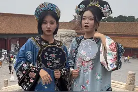 当韩国闺蜜逛北京故宫直接累瘫 韩国闺蜜来北京了，这是今年第四次去故宫了，感叹故宫简直太大了#千万生活dou来拍 #韩国 #韩国人 #北京 #故宫视频封面