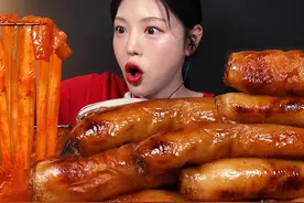 韩国Boki｜辣炒粉耗子，配整条牛大肠吃太香啦，满满的牛油！视频封面