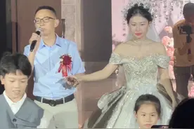 👰🏻‍♀️说自己是在爱里长大的小孩，婚礼上为了陪她入场，爸爸更是早早就每天一个人在家反复练。正如这首《为你祈祷》所唱的，父母们可能不善表达，却始终在心里为孩子祝福祈祷。歌声里藏着一个父亲的柔情，也藏着对女儿未来的祝福，现场真的太打动人了...  #婚礼女主持堇禾 #为你祈祷 #婚礼现场 #婚礼才艺 #婚礼上感动的瞬间视频封面