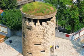 这是日军侵华罪证一侵华日军在怀远修建的碉堡炮楼，坐落在怀远荆山南麓的原怀远化肥厂院内，是保存较为完好的一座。该炮楼为圆 柱形，为石块混凝土砌成，占地22.平 方米，高约5米，墙厚60厘米。四周墙壁上方设置嘹望孔4个、射击孔6个，很难想像当时鬼子一个小队就控制了整个怀远县城，#怀远炮楼 #侵华日军 #怀远 #勿忘国耻牢记历史 @安徽猫猴子摄影工作室视频封面