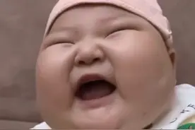 姐姐小时候😂😂#胖宝宝哈基米 #有肉感的小胖子 #永远会被萌娃的笑容治愈 #人类幼崽我先rua了 #小胖友的甜蜜警告视频封面