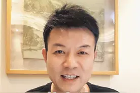 “非常感谢，非常到位，非常精彩。”，这是董宇辉在总结完今晚的访谈内容后，海尔集团创始人张瑞敏张对宇辉的评价。  张先生还说，你在这么短的时间内把所有的逻辑能够连贯起来，而且还把很多的话题进行了精彩的提升，这个很难啊，非常感谢。张先生可是享誉世界的著名企业家，给予宇辉这么高的赞美，说明了宇辉有硬实力真功夫。  今晚张先生侃侃而谈了一个半小时，他从一个管理思想者的高度阐述了如何做好企业，让人听了很过瘾。而宇辉的总结把张先生阐述的很多深刻的道理从云端接到地面，让更多的普通人更能够接受和听懂，而且可以学以致用。  我已经把宇辉的总结内容做了校对、提炼和整理，在我的粉丝群里跟大家做了分享。有兴趣的朋友可以加入粉丝群，我们一起再次阅读和学习。 ##与辉同行 #董宇辉拥有暖评最多的评论区 #董宇辉 #董宇辉对话海尔创始人张瑞敏 #吸引力法则视频封面