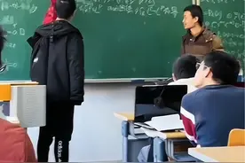 韦神走路姿势太可了，非常有节凑感，好像每个动作都是精心策划过的！一身的打扮非常的朴素，与世无争淡泊名利，一心投入到数学研究！#韦神#韦东奕 #北京大学