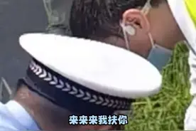 出租车驾驶员疑似缺钾晕倒路边，交警及时帮助送医。#南京交警 #交警正能量 #暖心瞬间 #高血压