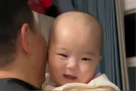 到家第一件事就是上楼抱抱女儿～朵朵看到爸爸立马咯吱咯吱笑， 太有爱啦！#粑粑的小棉袄 #亲子时光视频封面