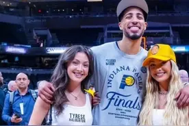 哈利伯顿的女友大概为了防止他认错双胞胎，特地去染的金发