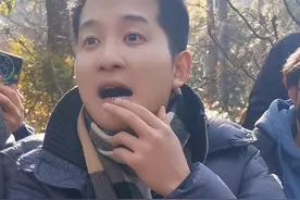 晚上不要给摄影师鸡腿了！因为竟然没给小红月一个镜头#相亲角#相亲那些事儿#婚恋情感#情感共鸣视频封面